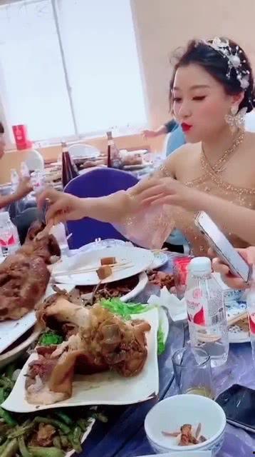 青岛新娘吃瓜事件真相是真的吗,真相揭秘，还原事件始末