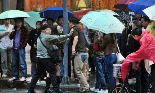 潜江夫妻吃瓜事件视频,一场引发网友热议的邻里纠纷